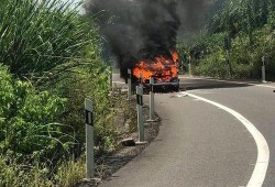 网友爆料高速路口视频播放,高速路口惊现视频播放，真相令人咋舌！